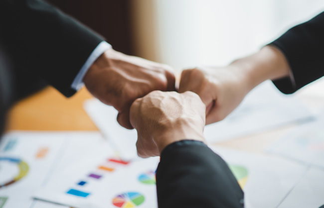 Tým profesionálů se shodl na spolupráci a oslavují úspěch