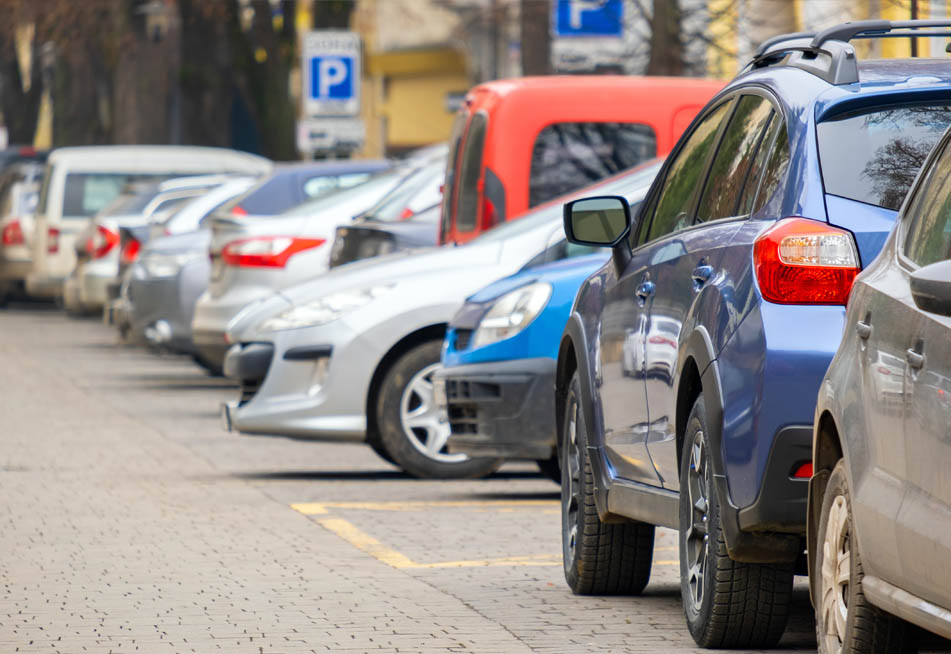 Zaparkované vozidla na parkovišti blízko městského úřadu
