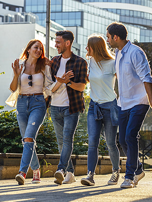 Parta přátel procházející se po náměstí s pocitem bezpečí