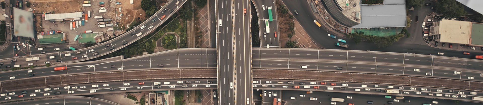 Překrývající se dvě dálnice se zvýšeným provozem a dopravní zácpou v jednom směru