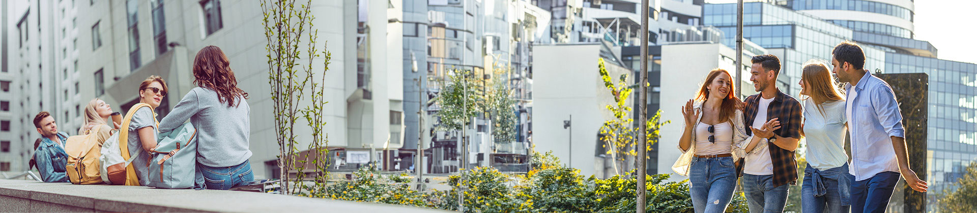 Spokojení občané v centru moderního města
